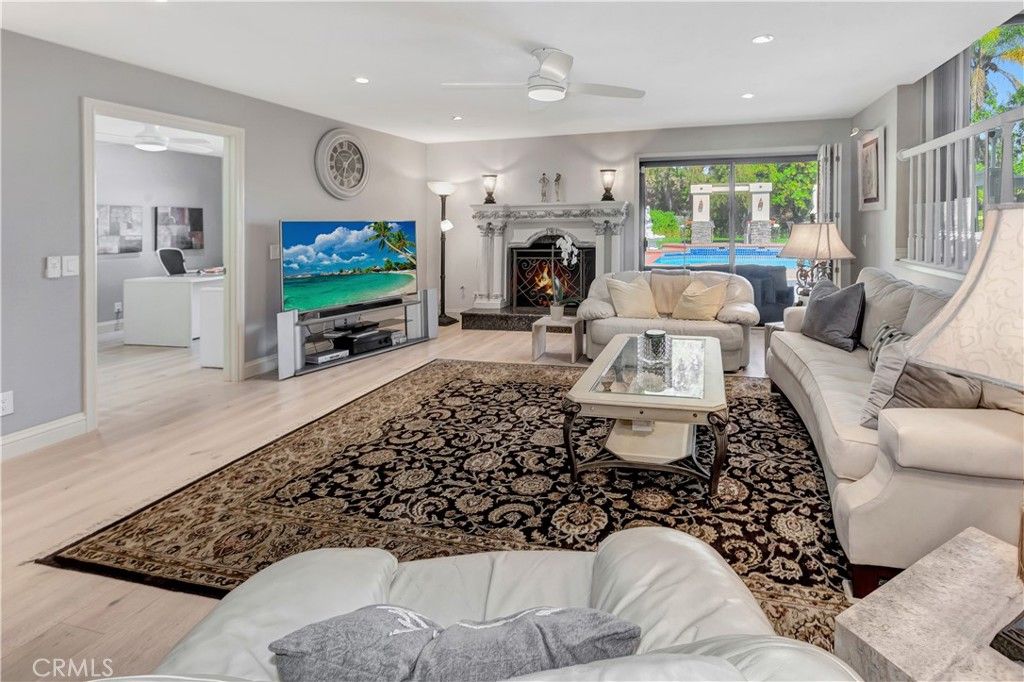 listing image 130725757942946105740