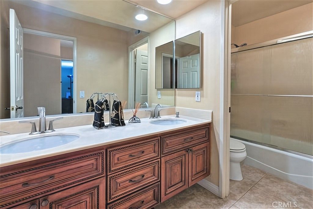 listing image 130725263644609176567