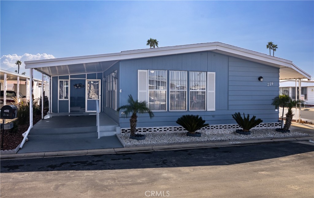 Located in the popular senior 55+ golf community of Colonial Country Club is this rare to find quad-size manufactured home with an open floor plan & 2,560 sqft on a corner lot. The primary bedroom is quite large with the primary bathroom having dual sinks & a step-in shower. The quest bedroom on the other side of the home is also spacious. Kitchen boasts newer stainless steel refrigerator & stove. Tucked away on the side is room for another refrigerator & plenty of storage. Where you will enjoy spending time & entertaining friends is the oversized family room with a bar which can lead you into the living & dining rooms. Inside laundry room has a utility sink & cabinets. New flooring installed & water heater replaced in 2024. Home was fumigated in July, 2025. The park amenities include 18-hole executive golf course, 6 new pickleball courts, year-round swimming pool & spa, indoor shuffleboard courts, billiards room, on-site hair salon, ballroom, bridge & miscellaneous card games, fitness center, horseshoe pits, and it's pet friendly. This one is a must see.