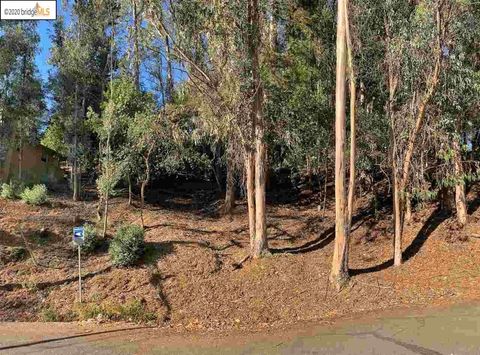 Photo of 6696 6696 Moore Dr, Oakland, CA 94611 (MLS # 41123434)