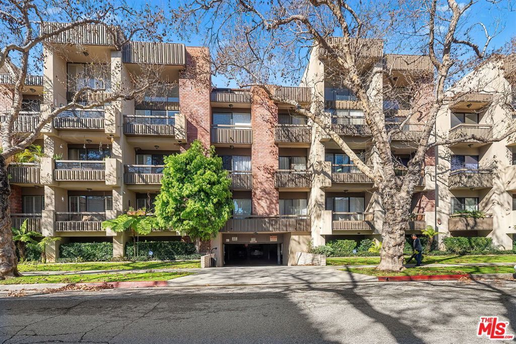 Photo of 141 S Linden Drive #204, Beverly Hills, CA 90212 (MLS # 26660903)
