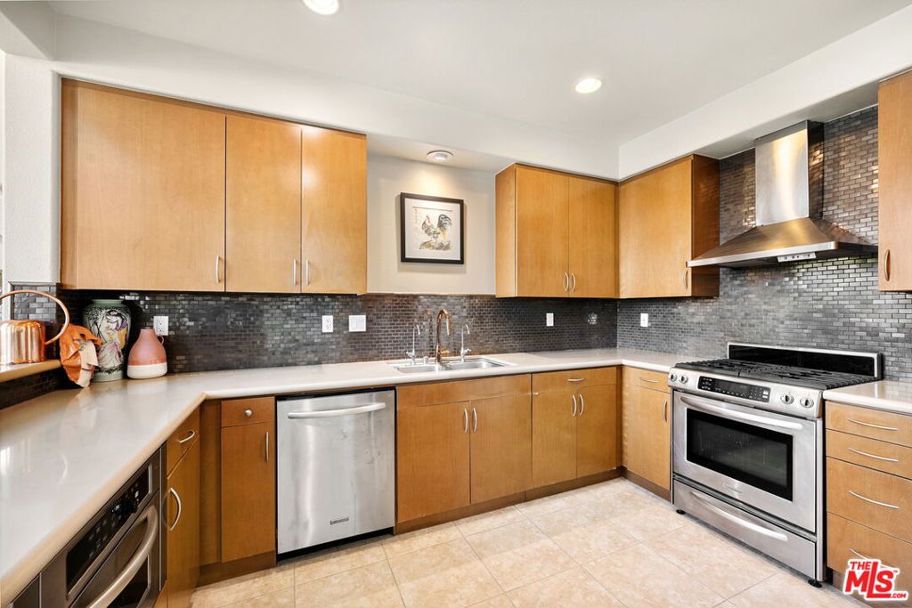 7100 Playa Vista Drive 408
