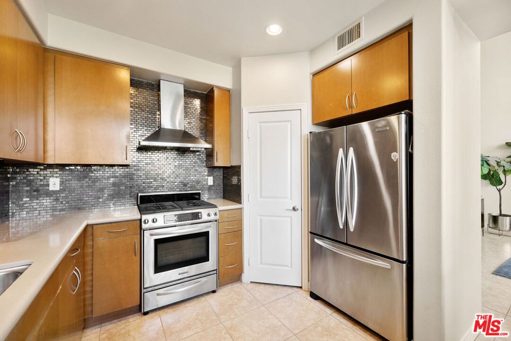 7100 Playa Vista Drive 408