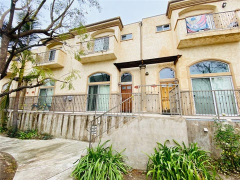 Photo of 8844 Darby AVE, Northridge, CA 91325 (MLS # SR26217666)