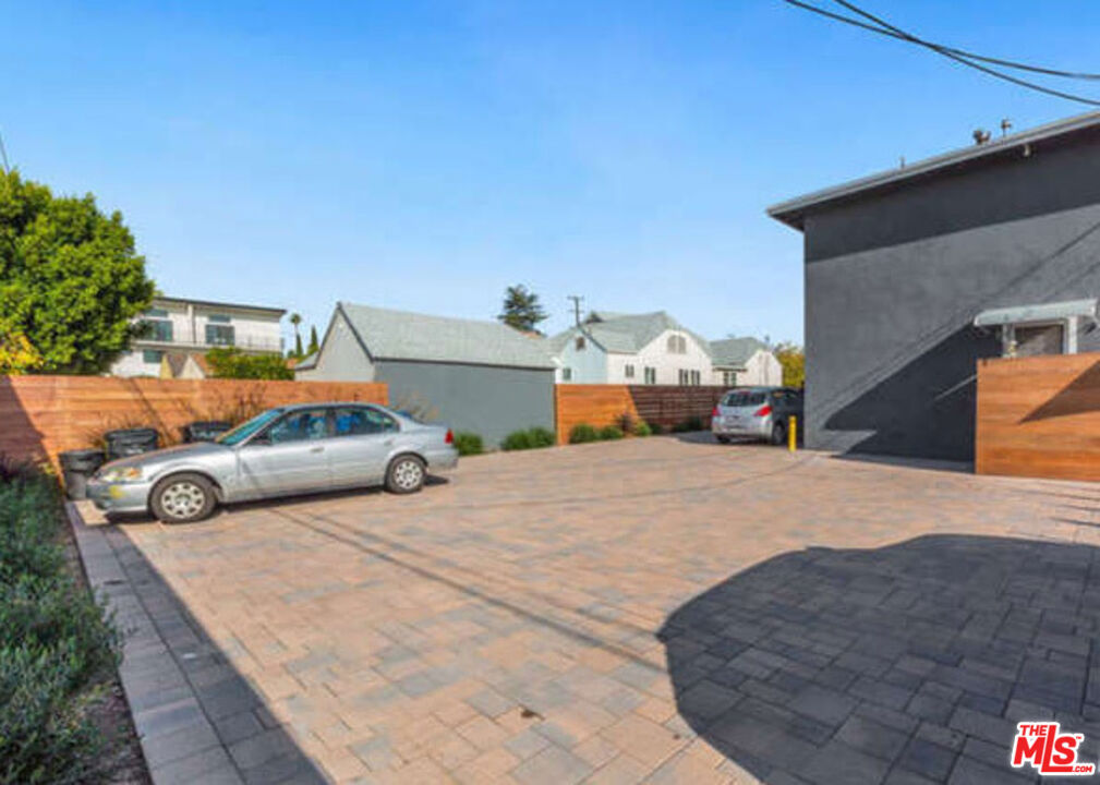 1317 N Kenmore Avenue