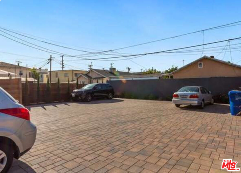 1317 N Kenmore Avenue