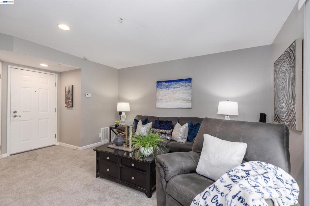 4671 4671 Laurie Cmn 105