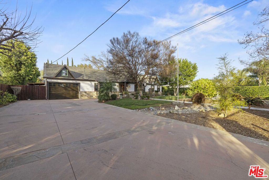 Properties 3 22651 Calvert Street