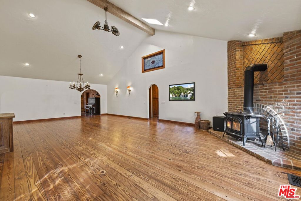 Properties 2 22651 Calvert Street