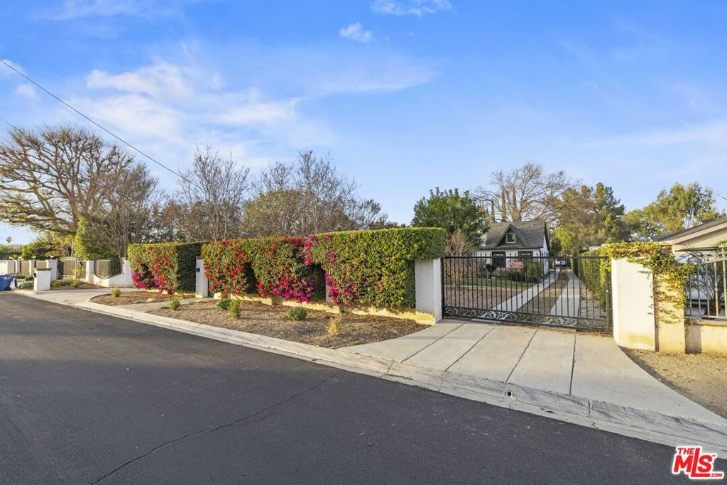 Properties 4 22651 Calvert Street
