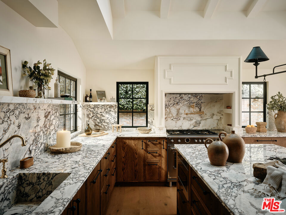 1524 Sunset Plaza Drive