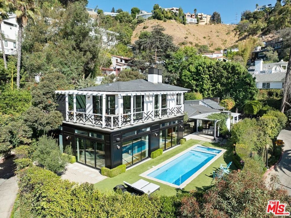 Photo of 1640 N Kings Road, Los Angeles, CA 90069 (MLS # 25597957)