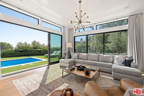 Photo of 1640 N Kings Road, Los Angeles, CA 90069 (MLS # 25597957)