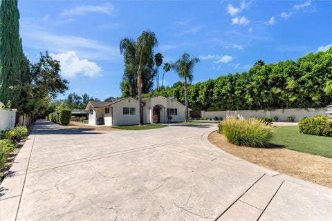 Photo of 22720 Oxnard Street, Woodland Hills, CA 91367 (MLS # SR26196432)
