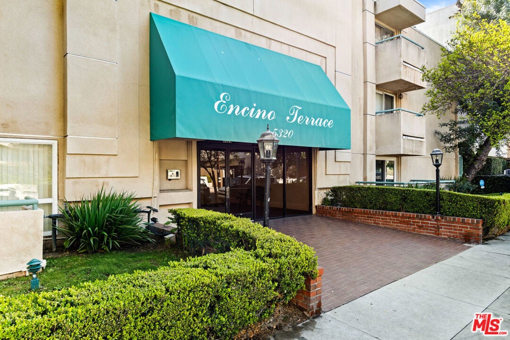 5320 Zelzah Avenue 214, Encino CA 91316