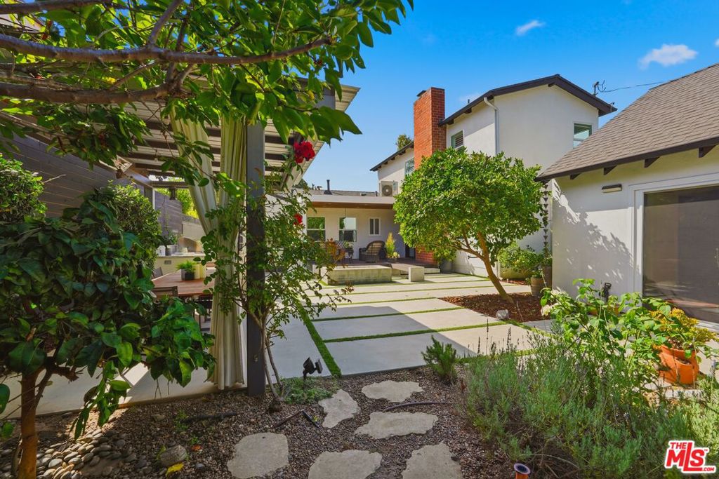 Photo of 12531 Mitchell Avenue, Los Angeles, CA 90066 (MLS # 26871957)