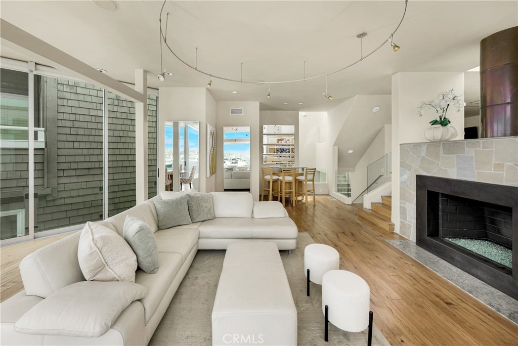 1008 E Balboa Boulevard