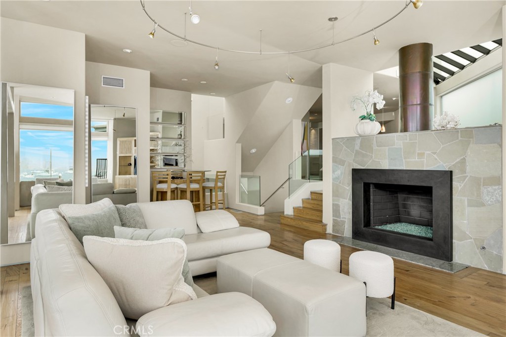 1008 E Balboa Boulevard