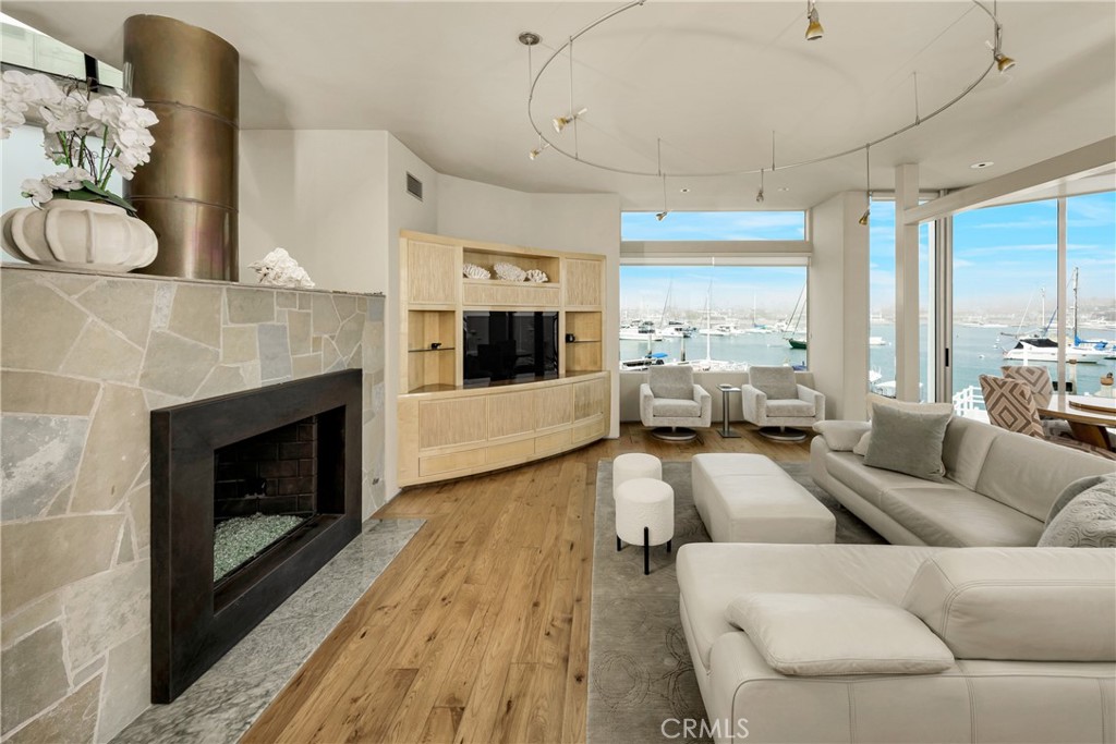 1008 E Balboa Boulevard