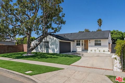 Photo of 13807 Wyandotte Street, Van Nuys, CA 91405 (MLS # 25620653)
