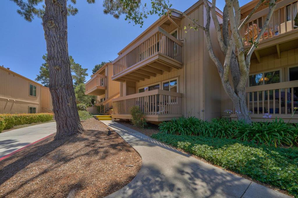 Beautiful Ground floor spacious one bedroom with deck off living room . Beautiful granite counters maple cabinets hard wood floors. and all the amenities that Footprints is so well known for. You will love it.Close to everything, Monterey airport, Del Monte shopping Center, Monterey bay aquarium, Cannery Row, Laguna Seca Raceway, and Too many Golf Courses to Mention dare I say Pebble Beach!!