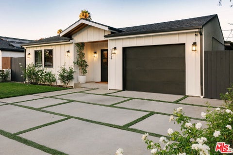 Photo of 5724 Saloma Avenue, Los Angeles, CA 91411 (MLS # 26867901)