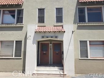 This is a 2 bedroom, 1 bath upstairs unit located at 4th and Magnolia in Downtown Long Beach. Recently updated, hardwood floors, granite counters and much more! Large living room with a breakfast bar that opens into the kitchen. The large kitchen comes with plenty of storage and counter space. The unit also features a separate laundry room located inside the unit which includes washer and gas dryer hookups. The 2 bedrooms come with ample walk-in closet space. Located a few blocks from Pine Street and a short walk from The Pike, Long Beach Aquarium and Shoreline Village. Asking $2,200 per month with a $2,200 deposit. Minimum 1 year lease.