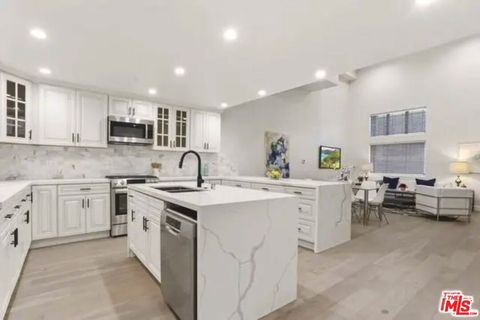 Photo of Los Angeles, CA 90004 (MLS # 26658119)