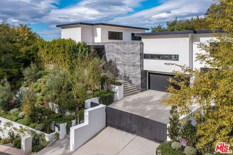 Photo of 9455 Eden Drive, Beverly Hills, CA 90210 (MLS # 26857381)