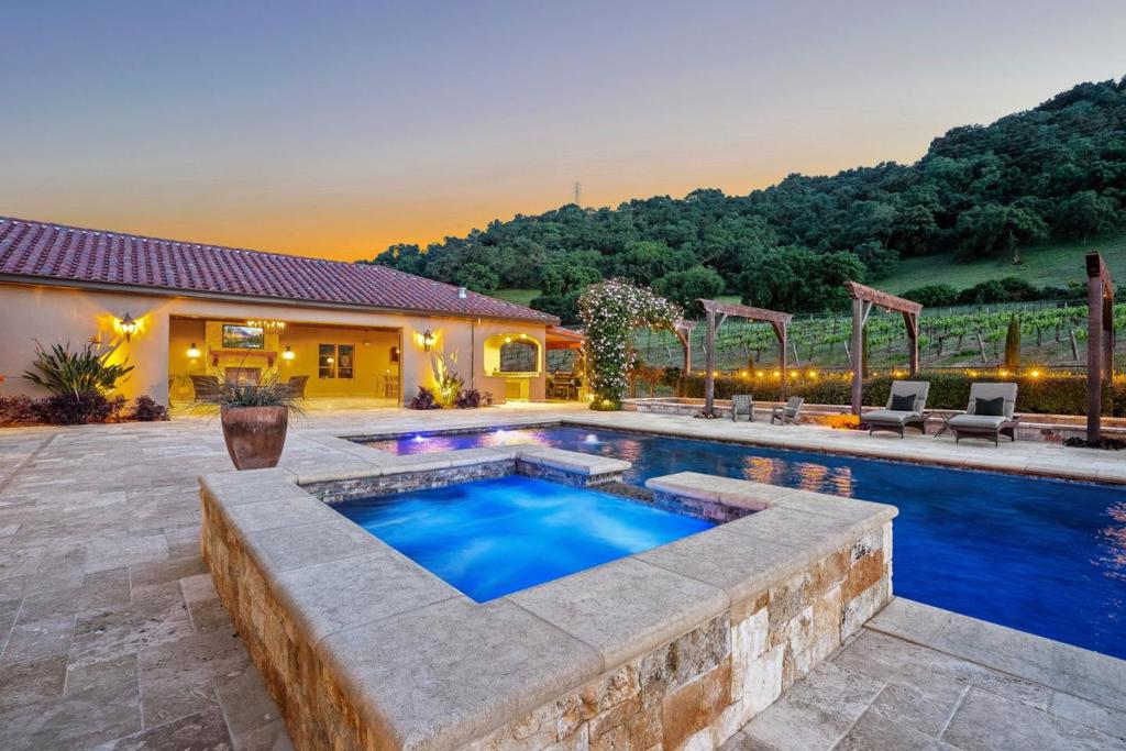 1405 Lakeview Court