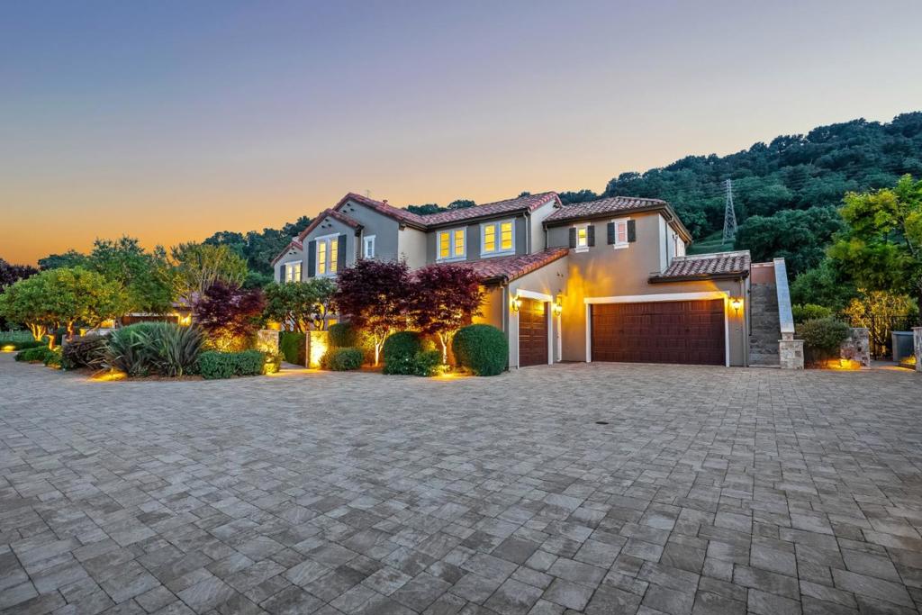 1405 Lakeview Court