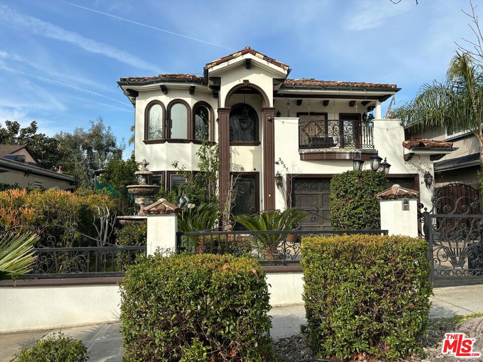 Luxury 4-Bedroom, 4.5-Bathroom Single-Family Home for Rent in a Prime Burbank LocationThis beautifully furnished home features 4 spacious bedrooms and 4.5 bathrooms, offering comfort and elegance throughout. Enjoy an attached 2-car garage, multiple open balconies, and a private heated swimming pool with spaperfect for relaxation and entertaining. The home comes fully furnished with high-quality furniture and appliances, making it move-in ready immediately.