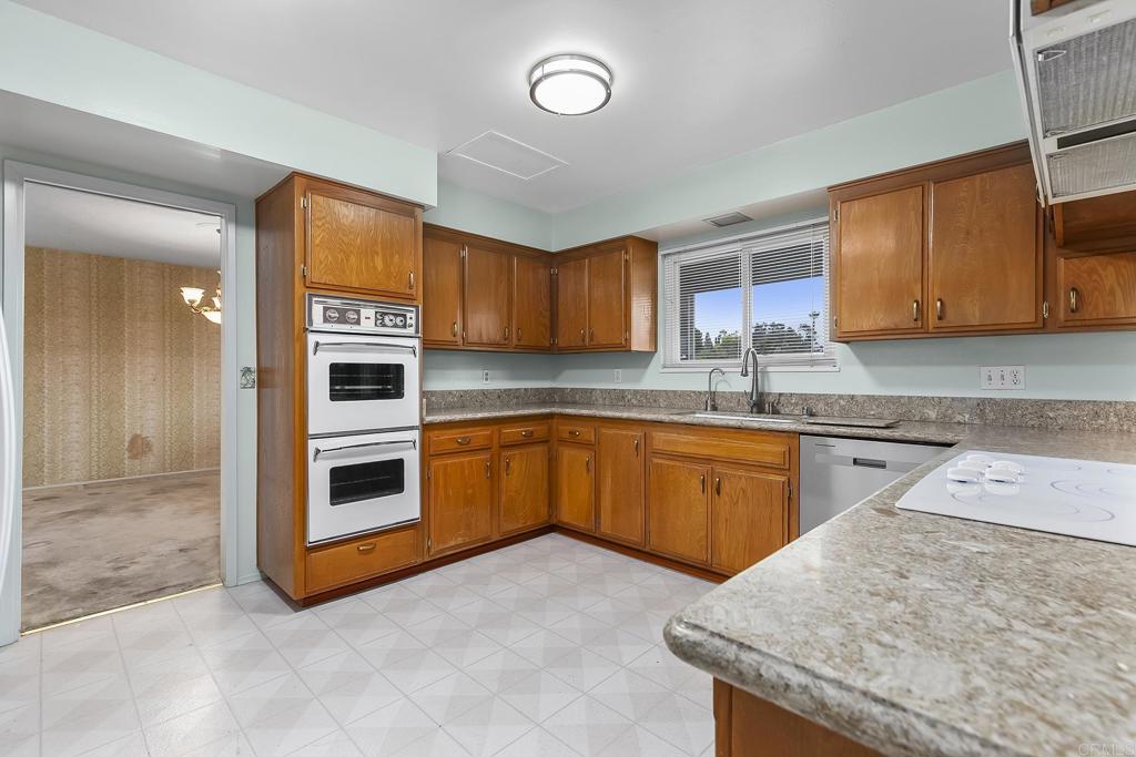 5995 BROADMOOR DR