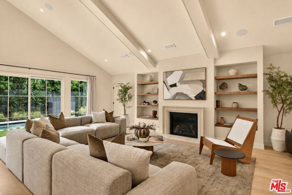 Photo of 12610 Sarah Street, Studio City, CA 91604 (MLS # 26829813)
