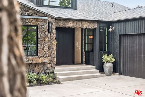 Photo of 12610 Sarah Street, Studio City, CA 91604 (MLS # 26829813)