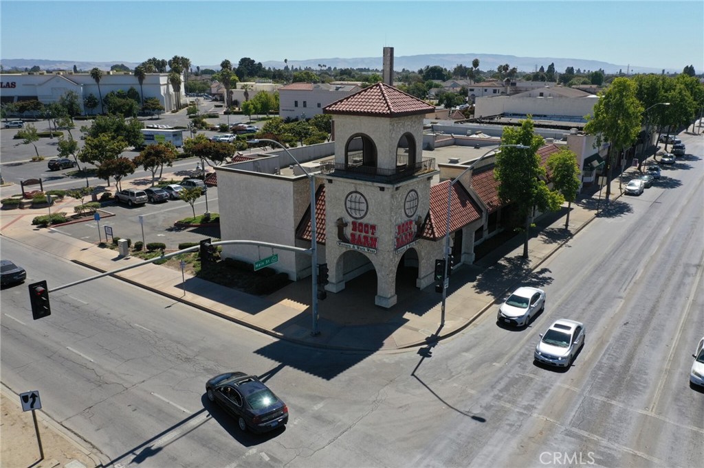 5,500 SF free standing building at the corner of Santa Maria’s two main streets at the southwest corner of Main Street and Broadway directly across from the Santa Maria Town Center Regional Mall.