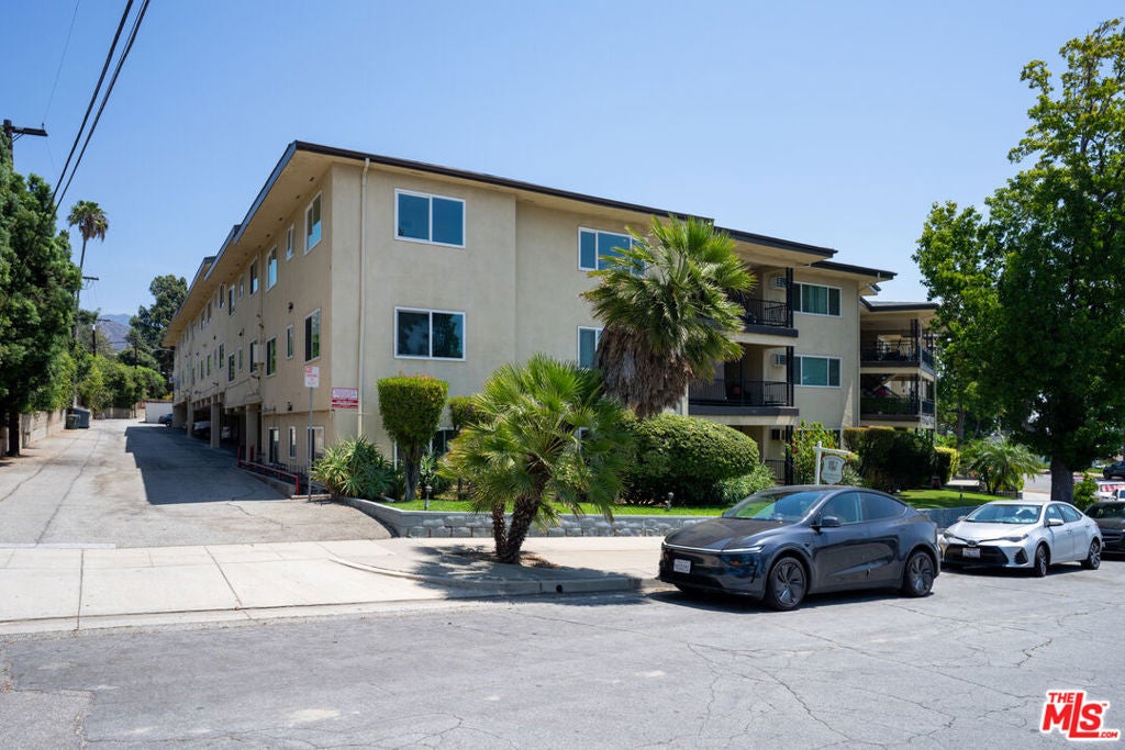 990 Valley View Avenue
