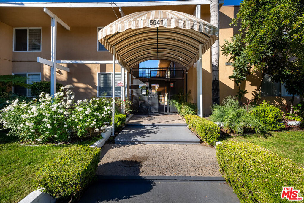 Discover comfort and convenience in this beautiful studio apartment, perfectly situated in a well-maintained gated community in the heart of Encino. This bright and inviting unit features a full bath and offers a peaceful garden courtyard with a tranquil fountain, secure intercom entry, and gated parking for your peace of mind. Ideally located just north of the 101 Freeway between White Oak and Lindley Avenue, you'll be minutes from Ventura Boulevard's top dining, shopping, and entertainment. Enjoy nearby recreational spots like the Encino Balboa Golf Course and quick access to both the 101 and 405 freeways for an easy commute. A perfect blend of charm, location, and value welcome home!