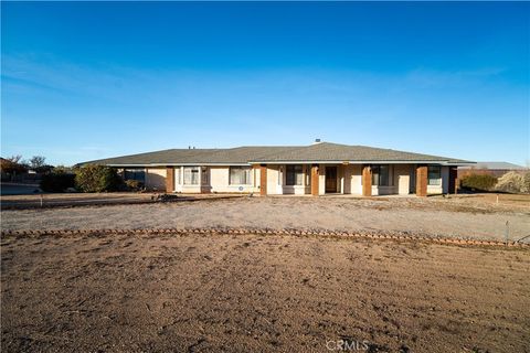 Photo of 14032 Tioga Street, Oak Hills, CA 92344 (MLS # HD25269193)