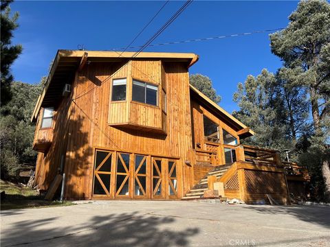 Photo of 16421 Grizzly Dr, Pine Mountain Club, CA 93222 (MLS # SR26022884)