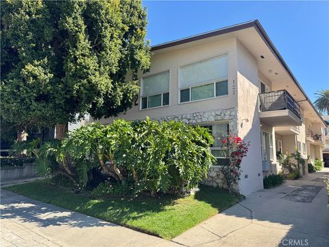 Photo of 122 N Croft AVE #4, Los Angeles, CA 90048 (MLS # WS26116003)