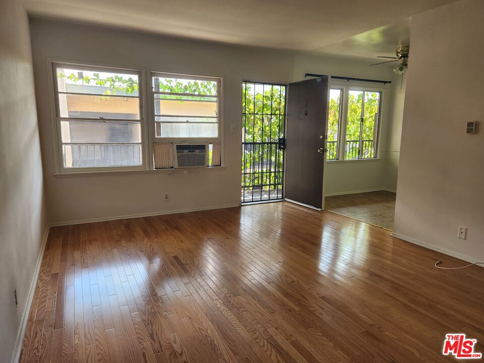 Spacious and bright 1 bedroom apartment in prime West Hollywood area. Hardwood floors throughout and large closets. Kitchen with refrigerator and stove. Eat in breakfast area. Full bathroom with tub and shower. Includes one covered parking spot. Laundry on site.
