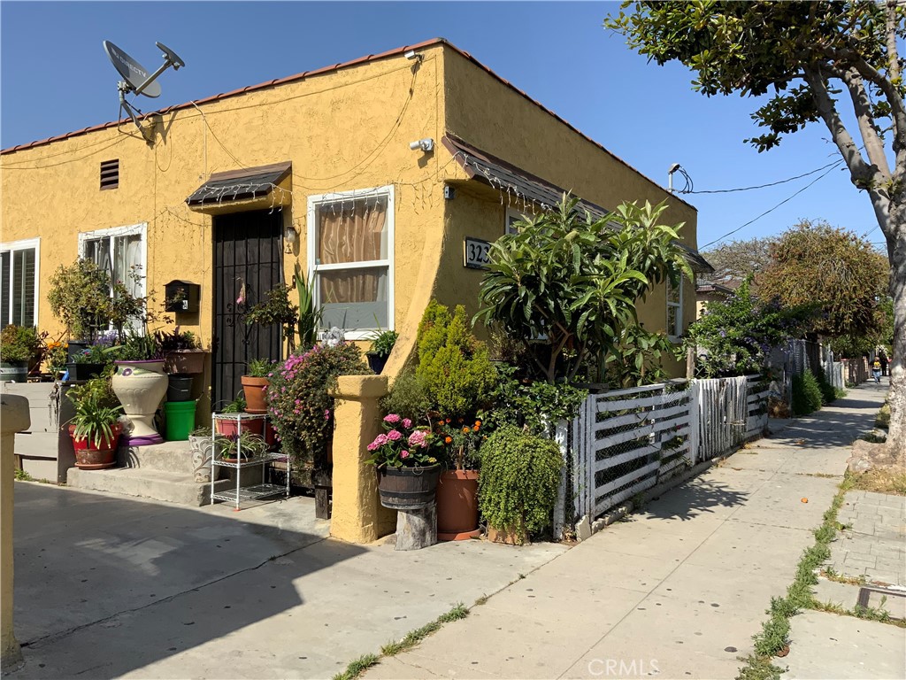 323 W Ross Place