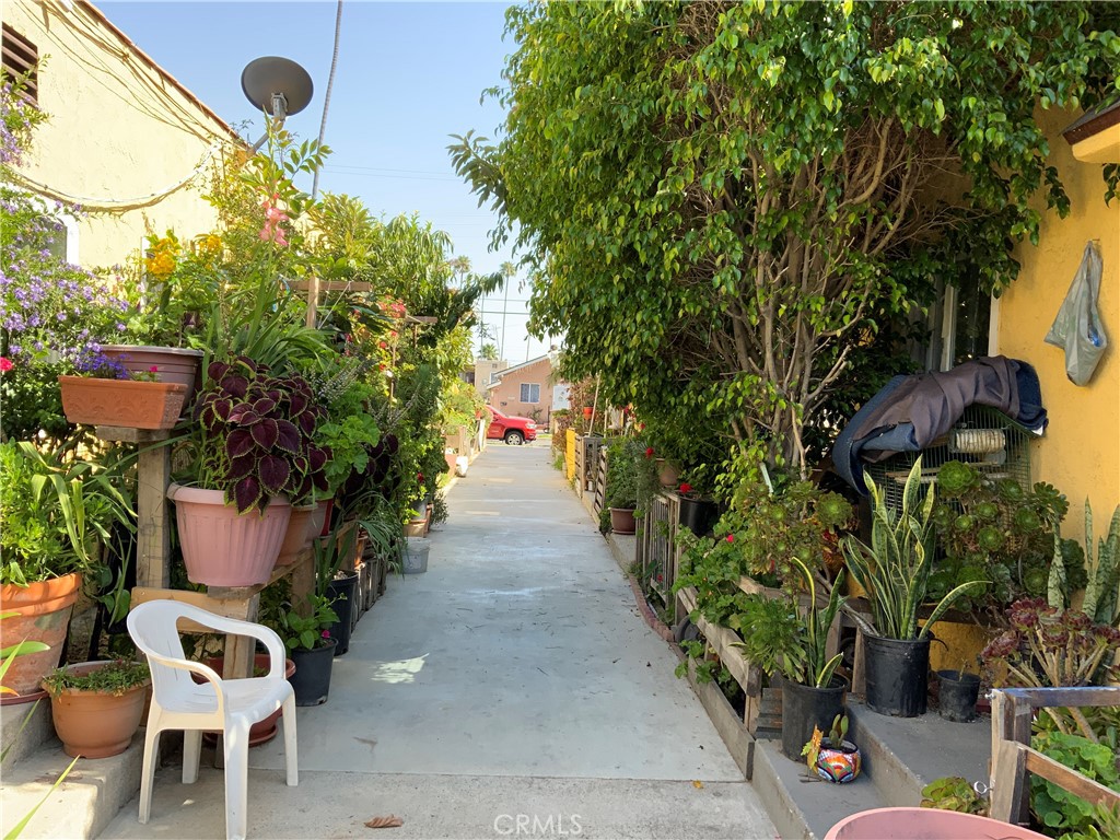 323 W Ross Place