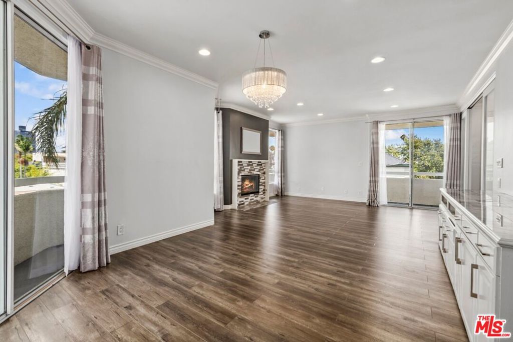 1002 S Burnside Avenue 203