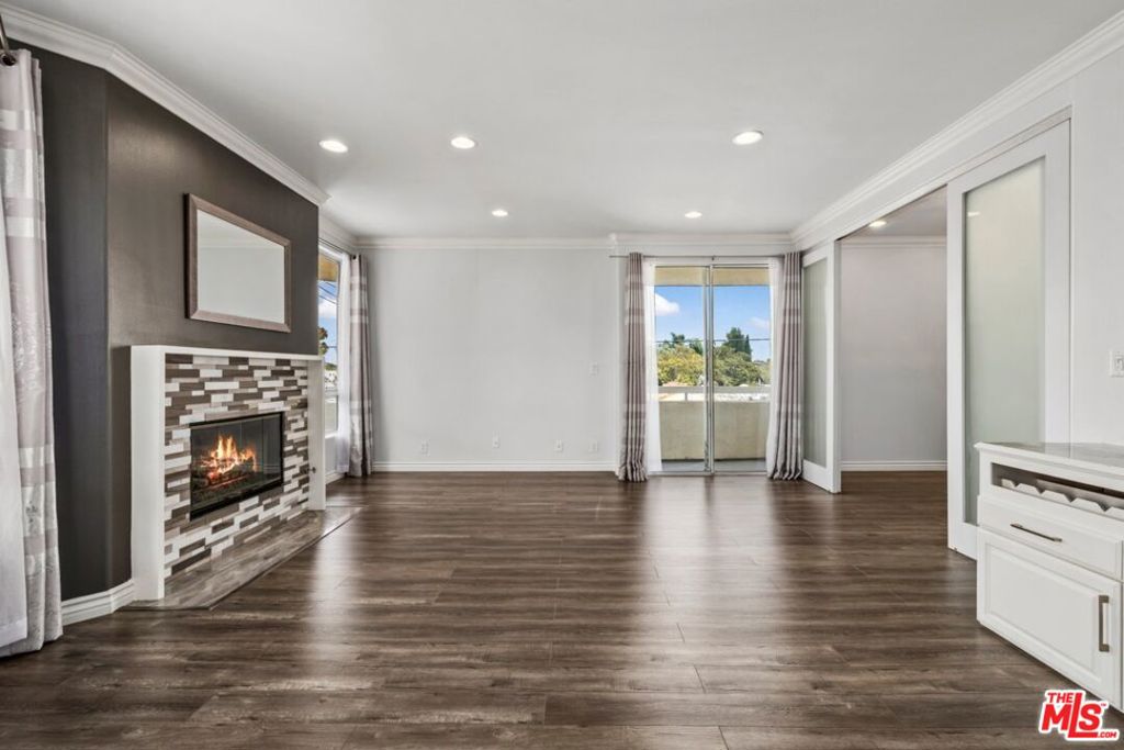 1002 S Burnside Avenue 203