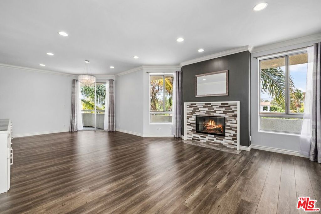 1002 S Burnside Avenue 203