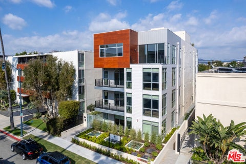 Photo of 250 N Crescent Drive #301, Beverly Hills, CA 90210 (MLS # 26103329)