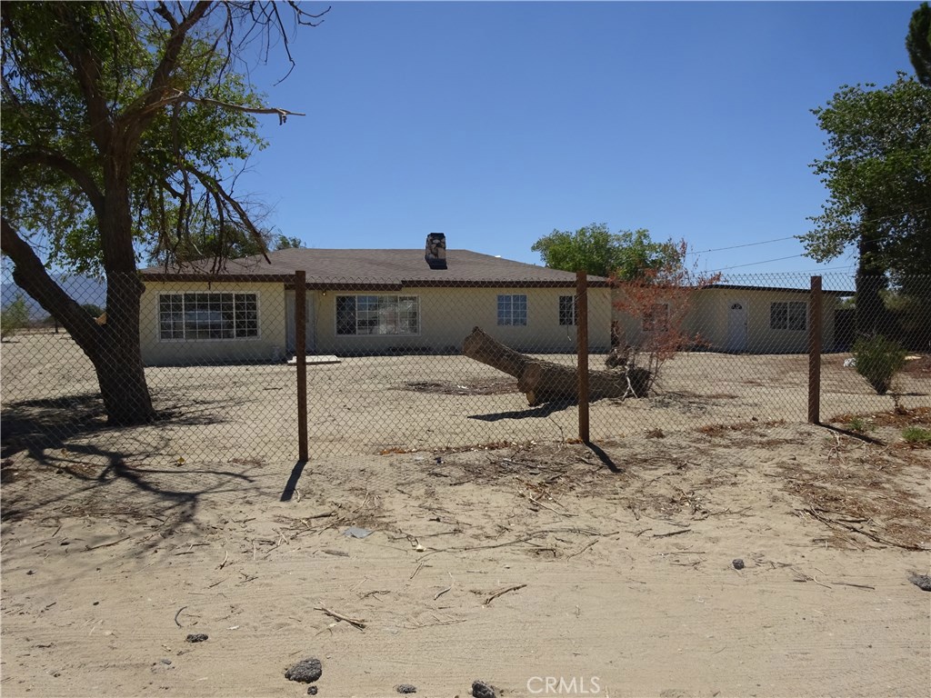 Beautiful ranch in the AV area very spacious bring your horses.RV acces