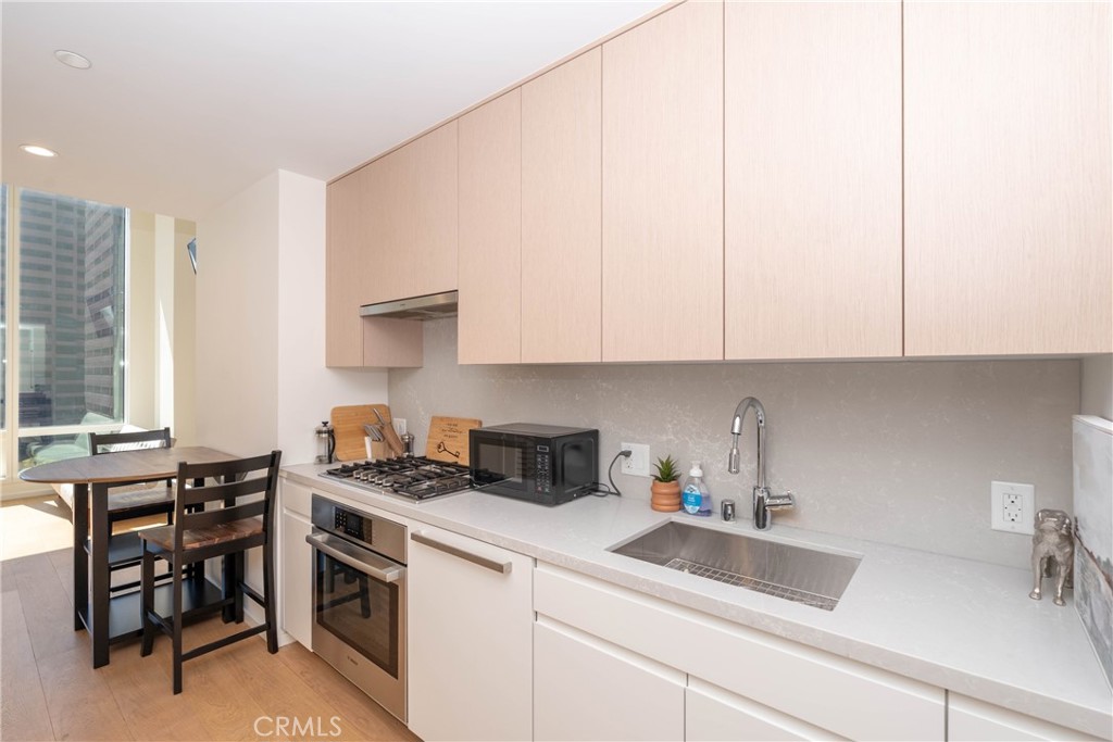 877 Francisco Street 819